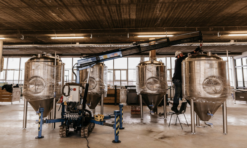 Vier vergistingsvaten in de nieuwe Eiber Brouwerij